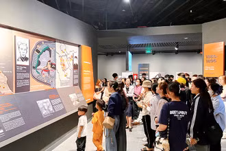 Trong những ngày đầu mở cửa, Bảo tàng Lịch sử quân sự Việt Nam đón hàng chục nghìn lượt khách tham quan.