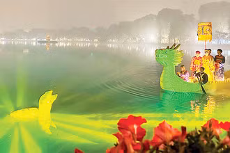Tour du lịch đêm đền Ngọc Sơn đang là sản phẩm thu hút khách du lịch.