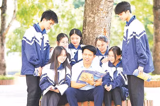 Các thầy cô giáo Trường THPT Nghi Xuân luôn đồng hành với học trò trong mọi hoạt động dạy học. 
