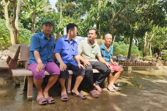 Anh Danh Thanh Ngà (thứ 2, từ phải qua) trò chuyện với bệnh nhân tâm thần tại Trung tâm Bảo trợ xã hội tỉnh Kiên Giang. 