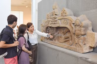 Du khách tham quan tại Bảo tàng Điêu khắc Chăm. 