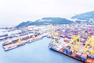 Bốc xếp hàng container ở cảng Đà Nẵng.