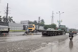 Quốc lộ 2 qua Nhà máy Thép Việt Đức (huyện Bình Xuyên) xuống cấp ảnh hưởng đến an toàn giao thông.