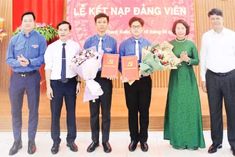 Lãnh đạo Quận ủy Thanh Xuân chúc mừng học sinh được kết nạp Đảng tại Chi bộ Trường THPT Trần Hưng Đạo-Thanh Xuân.