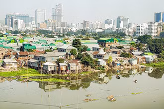 Một khu định cư ở thủ đô Dhaka của Bangladesh. (Ảnh LIÊN HỢP QUỐC)