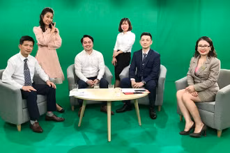 Kaneya Manabu (thứ hai từ phải qua) trong một chương trình phỏng vấn tại Đài Truyền hình Việt Nam.