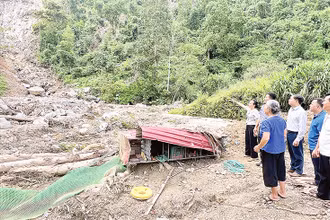 Nhà bà Quan Thị Tiết, tổ dân phố Nà Khà, thị trấn Lăng Can, huyện Lâm Bình nằm tiếp giáp chân núi Pù Húc có nguy cơ sạt lở cao.