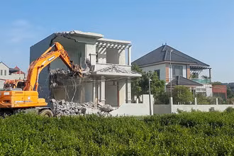 Lực lượng chức năng xã Phù Lỗ, huyện Sóc Sơn cưỡng chế một trường hợp xây dựng trái phép trên đất nông nghiệp. (Ảnh HOÀNG SƠN)