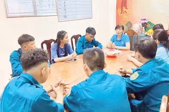 Một buổi họp của Ban Chỉ huy quân sự xã Phước Trạch, huyện Gò Dầu với các dân quân xã.