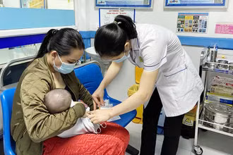Tiêm vắc-xin cho trẻ em tại Trung tâm Kiểm soát bệnh tật tỉnh Quảng Ninh. (Ảnh NGUYỄN HUẾ)