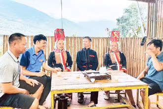 Anh Dường Phúc Thím (thứ 3 từ phải sang) là điển hình làm kinh tế giỏi, vươn lên thoát nghèo ở thôn Khe Tiền, xã Đồng Văn, huyện Bình Liêu, tỉnh Quảng Ninh.