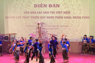 Biểu diễn múa dân gian tại Diễn đàn Văn hóa các dân tộc Việt Nam.