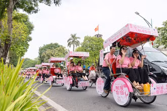 Lan tỏa thông điệp nâng cao nhận thức phòng chống ung thư vú trên nhiều tuyến phố của Hà Nội.