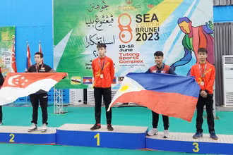 Hoàng Lâm trên bục nhận Huy chương vàng tại Giải bóng bàn trẻ Đông Nam Á 2023.