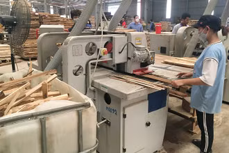Sản xuất đồ gỗ xuất khẩu tại Công ty cổ phần gỗ Minh Dương, tỉnh Bình Dương. (Ảnh VŨ HOÀNG)
