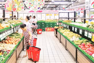 Người dân tìm mua thực phẩm tại một siêu thị Co.opmart ở miền bắc.