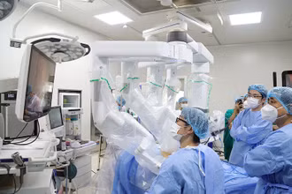 Các chuyên gia Bệnh viện K và Bệnh viện Đại học Nagoya (Nhật Bản) phối hợp phẫu thuật nội soi robot cho bệnh nhân ung thư.