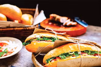 Bánh mì kẹp thịt là món ăn đường phố hấp dẫn thực khách hàng đầu thế giới. 