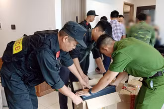 Công an tỉnh Bắc Giang kiểm tra, thu giữ vật chứng vụ án giả danh nhân viên ngân hàng lừa đảo chiếm đoạt tài sản trên không gian mạng. (Ảnh NGUYỄN PHƯỢNG)