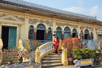 Du khách tham quan nhà cổ Bình Thủy ở làng cổ Long Tuyền. (Ảnh LAN ANH)