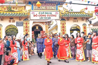 Nghi thức lễ nghinh sắc dịp lễ giỗ Ông, bà Đỗ Công Tường được thực hiện trên nhiều tuyến đường thành phố Cao Lãnh.