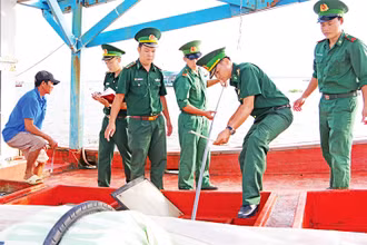 Bộ đội Biên phòng tỉnh Kiên Giang kiểm tra hầm dầu của các tàu cá.