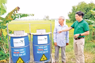 Người dân ở tỉnh Đồng Tháp được hướng dẫn sử dụng thuốc bảo vệ thực vật.