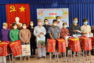 Báo Nhân Dân phối hợp Huyện ủy Gò Dầu tặng quà gia đình chính sách.