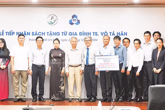 Trường đại học Bách Khoa, Đại học Quốc gia Thành phố Hồ Chí Minh tiếp nhận sách do Tiến sĩ Võ Tá Hân (người Việt Nam tại Mỹ) tặng.