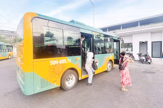 Xe buýt điện là những "cánh tay nối dài" đưa hành khách đi lại thuận tiện đến các ga của tuyến Metro số 1.