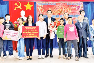 Đoàn công tác trao quà Tết tặng trẻ em tại Làng Nuôi dạy trẻ mồ côi Hoa Phượng, TP Hải Phòng. (Ảnh NGÔ QUANG DŨNG) 