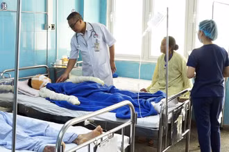Các học sinh ở xã Trường Sơn (huyện Quảng Ninh, tỉnh Quảng Bình) bị bỏng do chế tạo pháo nổ được điều trị tại Bệnh viện hữu nghị Việt Nam-Cuba Đồng Hới. 