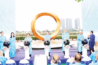 Các đại biểu thực hiện nghi thức công bố Biểu tượng Hữu nghị quốc tế diễn ra tại Thành phố Hồ Chí Minh ngày 24/9/2024. (Ảnh VGP/VŨ PHONG)