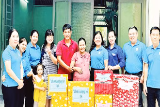 Liên đoàn Lao động Quận 5 trao tặng "Mái ấm công đoàn" cho gia đình đoàn viên có hoàn cảnh khó khăn.