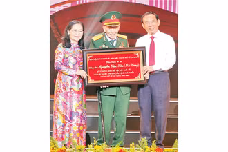 Đồng chí Nguyễn Văn Nên, Ủy viên Bộ Chính trị; Bí thư Thành ủy Thành phố Hồ Chí Minh trao bảng tôn vinh Đại tá, Anh hùng Lực lượng Vũ trang nhân dân Nguyễn Văn Tàu (Tư Cang).
