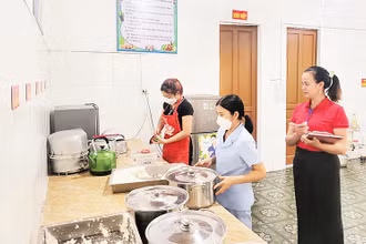 Trường mầm non Nam Phúc Thăng (huyện Cẩm Xuyên) phải cắt cử cán bộ không chuyên thực hiện nhiệm vụ y tế học đường tại bếp ăn bán trú.