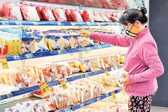 Người dân mua sắm hàng hóa bình ổn thị trường tại một siêu thị Co.opmart. 