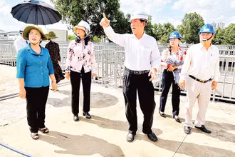Lãnh đạo Mặt trận Tổ quốc thành phố thực hiện hoạt động giám sát đối với các dự án hạ tầng trên địa bàn.