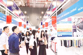 Khách tham quan gian hàng tại triển lãm quốc tế ngành dệt may và công nghệ dệt Việt Nam năm 2025 tại Quận 7. (Ảnh THẾ ANH)