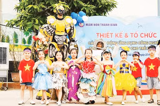 Học sinh Trường mầm non Thanh Bình trong giờ học ứng dụng công nghệ thông tin.