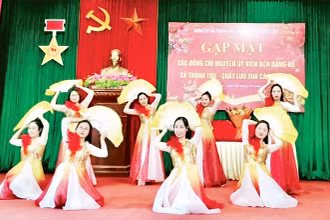 Một tiết mục văn nghệ của người dân xã Thanh Trù.