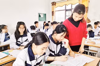 Cô giáo Nguyễn Thị Quỳnh ôn luyện cho các em trong Đội tuyển môn Hóa của Trường THCS thị trấn Bình Liêu.