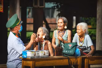 Cán bộ, chiến sĩ quân y thăm, khám bệnh cho đồng bào Tây Nguyên.