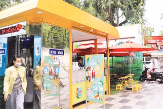 Nhà vệ sinh công cộng hiện đại, thân thiện tại khu đất số 8-12 Lê Duẩn, Quận 1. (Ảnh THẾ ANH)