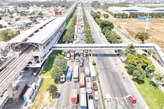 Nhiều cầu bộ hành đang được hoàn thiện kết nối các ga của tuyến Metro Bến Thành-Suối Tiên trên trục giao thông đường Võ Nguyên Giáp (xa lộ Hà Nội cũ). 
