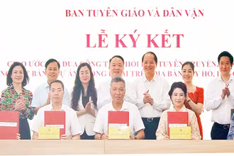 Các đơn vị, địa phương của Hà Nội ký kết đẩy mạnh công tác tuyên truyền, vận động thực hiện các dự án trọng điểm, trong đó có dự án xây dựng cầu Tứ Liên.