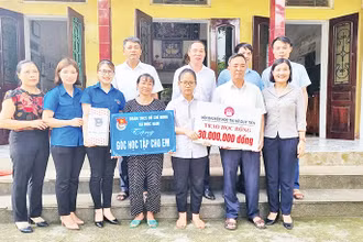 Hội Khuyến học thị xã Duy Tiên trao học bổng tặng học sinh nghèo vượt khó.