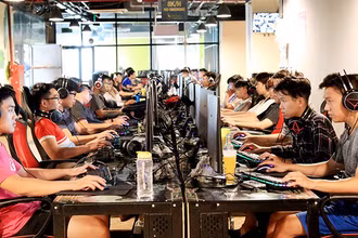Các loại hình game online thu hút nhiều người chơi, đặc biệt là giới trẻ. (Ảnh MINH TUẤN)