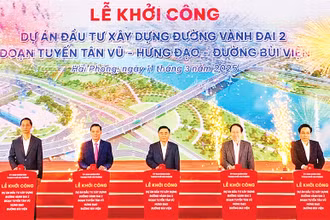 Các đại biểu nhấn nút khởi công đường vành đai 2 (đoạn tuyến Tân Vũ-Hưng Đạo-đường Bùi Viện).
