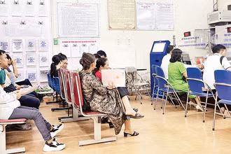 Người dân đến làm thủ tục tại Văn phòng Đăng ký đất đai Hà Nội, chi nhánh huyện Thanh Trì.